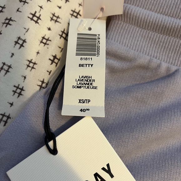 Aritzia Sunday Best Shorts - Picture 2 of 3